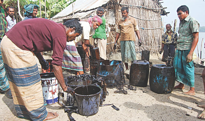 People living on the Shela river gathering oil in containers and buckets, near where Southern Star-7 went down on Tuesday, so that it could be sold.  Photo: Pinaki Roy