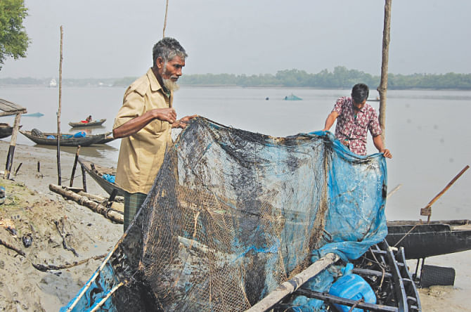 A fishermen's net ruined by oil. Photo: Pinaki Roy