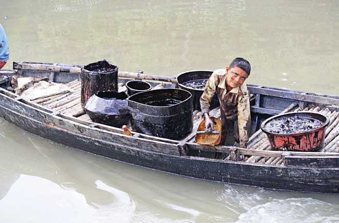 Local villagers are collecting spilled oil without any protective gear. Photo: Star File