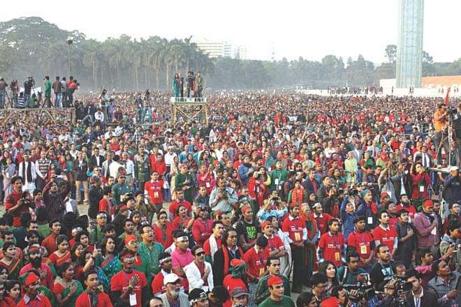 On victory day thousands gathered at the Suhrawardy Udayn to sing national anthem.According to organizers, there is no other officially recorded example of chanting national anthem with the participation of so many people together.  