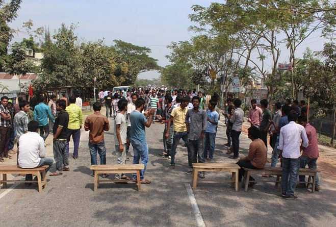 Students of Pabna University of Science and Technology block Dhaka-Pabna highway. Photo: Star