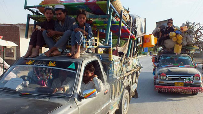 Internally displaced Pakistanis arrive in Bannu, a town on the edge of Pakistan's lawless tribal belt of Waziristan, on 11 June 2014.  Thousands of people have fled the region amid fears of a widescale military offensive against the militants. Photo: BBC