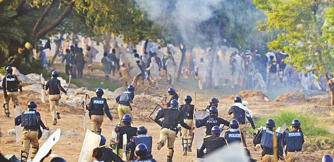 Pakistani riot police clash with supporters of Imran Khan and Canadian cleric Tahir ul Qadri near the prime minister's residence in Islamabad Red Zone. Photo: AFP