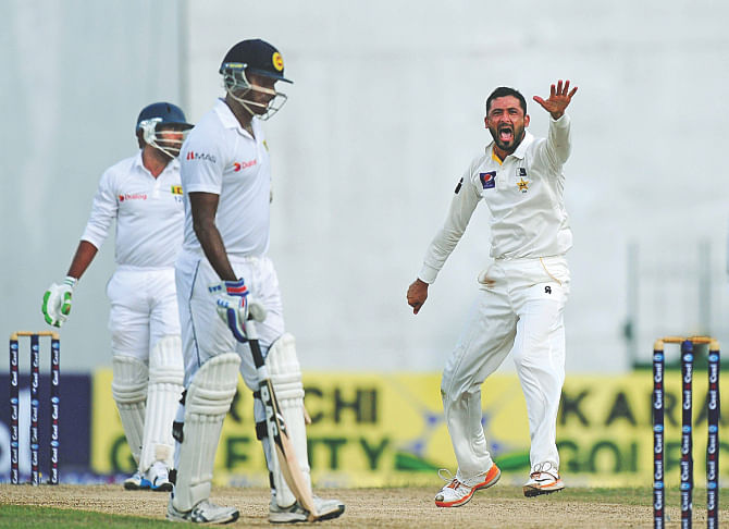 Pakistan pacer Junaid Khan (R) successfully appeals for an lbw decision against Sri Lanka's Dilruwan Perera on the first day of the second Test at the Sinhalese Sports Club ground in Colombo yesterday. PHOTO: AFP
