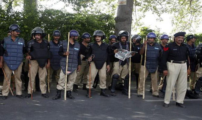 Police stand guard outside the residence of Tahir ul-Qadri, Sufi cleric and leader of political party Pakistan Awami Tehreek (PAT), in Lahore August 13, 2014. Photo: Reuters 