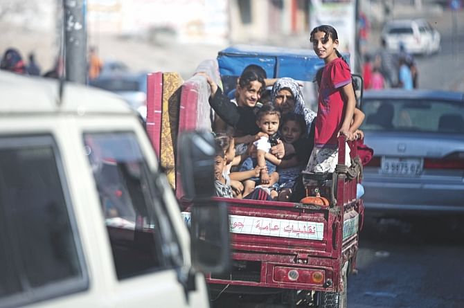 Palestinian families leave their homes in Gaza City's Shejaiya neighbourhood in fear of renewed Israeli attacks. Photo: AFP