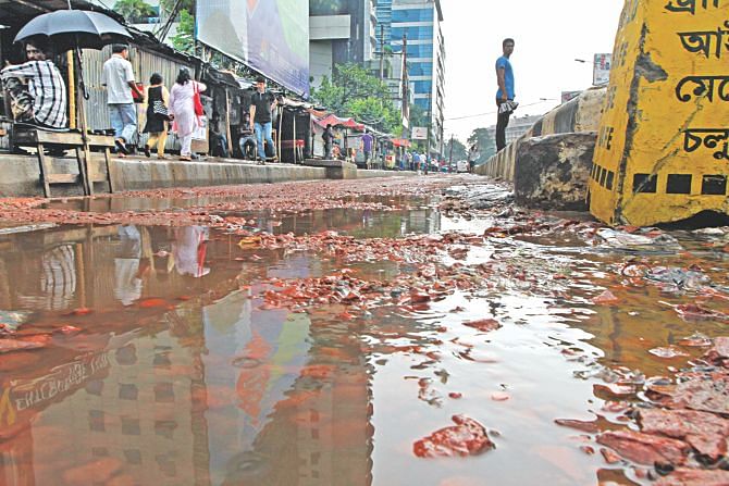 This lane on Panthapath which leads vehicles to Kazi Nazrul Islam Avenue has been in this sorry state for months as it was dug up for repairs underneath and not mended properly. The photo was taken near Bashundhara City shopping centre. Photo: Sk Enamul Haq