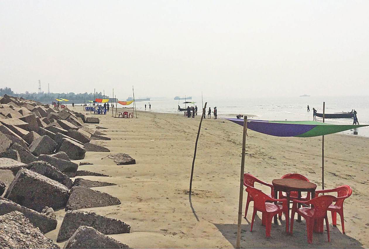 A near deserted Patenga sea beach in Chittagong, a scenario prevailing since the ongoing blockade of the BNP-led 20-party alliance was enforced early January prompting prospective visitors to stay put and squashing tourism businesses' expectations to rake up substantial amounts in revenues in the peak holiday season. The photo was taken yesterday. Photo: Anurup Kanti Das