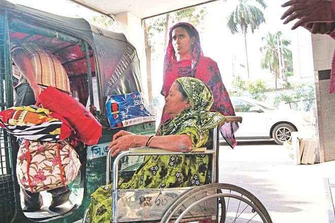 Sadia Khatun leaving Birdem Hospital just before 4:00pm yesterday after failing to get proper treatment there owing to a doctors' strike. She had gotten admitted to the hospital on Saturday. Photo: SK Enamul Haq