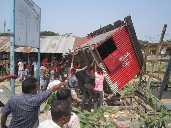 The Roads and Highways Department removes illegal structures at Toll Plaza area on Patuakhali-Barisal road yesterday.  PHOTO: STAR