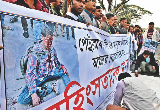 A human chain of BTV Reporters Unity in front of Jatiya Press Club. Photo: Star