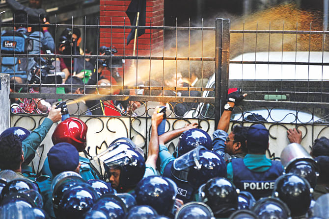 Police use pepper spray on BNP leaders and activists confined to BNP chairperson's Gulshan office.  Photo: Star