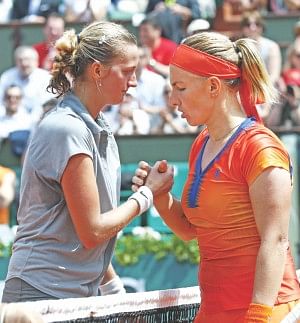 Czech Republic's Petra Kvitova (L) shakes the hand of her vanquisher, Russia's Svetlana Kuznetsova, at the net after becoming the fourth of the women's top five seeds to exit the French Open at Roland Garros yesterday. PHOTO: AFP