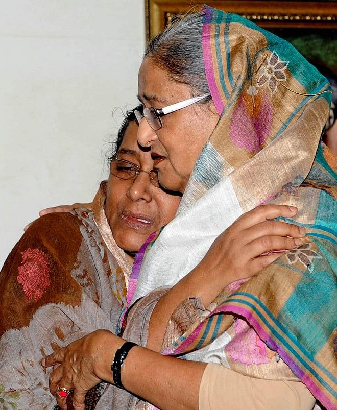 Prime Minister Sheikh Hasina tries to console the wife of Chandan Sarker, a victim of the Naryanganj seven-murder, at the Gono Bhaban yesterday. Photo: BSS