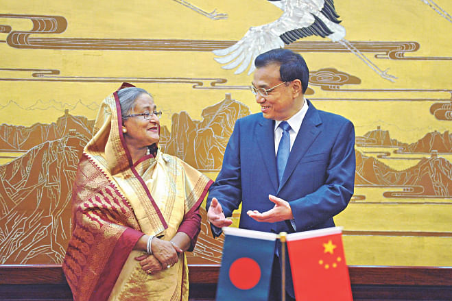 Prime Minister Sheikh Hasina talks with Chinese Premier Li Keqiang as they attend a signing ceremony of agreements at the Great Hall of the People in Beijing yesterday. Photo: AFP