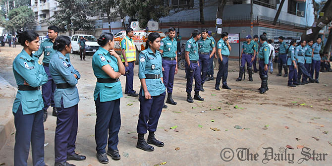 Police stand guard in front of the entrance of BNP Chairperson Khaleda Zia’s office at Gulshan in Dhaka Sunday morning. Photo: Rashed Sumon