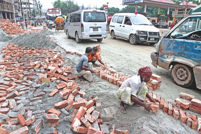 The pothole- riddled road creates day-long traffic jams. Photo: Palash Khan