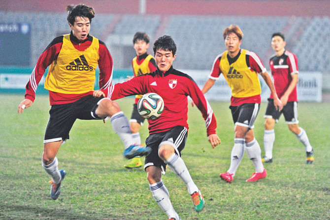  The Busan I'Park players warm themselves up with a 40-minute  practice session at the Bangabandhu National Stadium yesterday. PHOTO: STAR