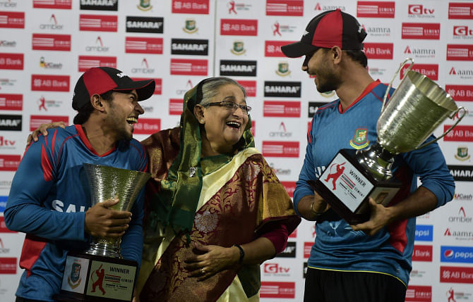 I WISH I COULD PLAY CRICKET! Prime Minister Sheikh Hasina enjoys her time with two cricket commanders -- ODI skipper Mashrafe Bin Mortaza (R) and Test captain Mushfiqur Rahim -- after the presentation ceremony at the Sher-e-Bangla National Stadium in Mirpur yesterday. PHOTO: AFP
