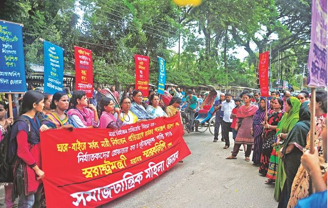 Demanding proper steps to end violence against women, Samajtantrik Mohila Forum rallies in front of Jatiya Press Club in the capital marking day of resistance against repression on women yesterday. Afterwards, it submitted a memorandum to the home minister. Photo: Star