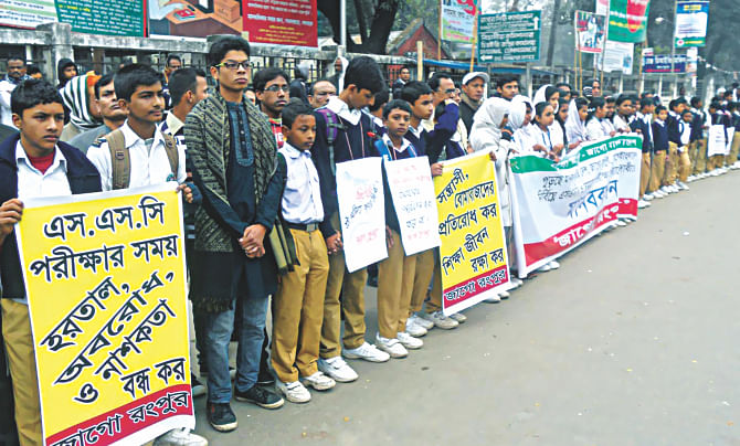 School students joining Jago Rangpur's 5km human chain in Rangpur city yesterday demand withdrawal of the blockade ahead of SSC exams. Photo: Star, Banglar Chokh