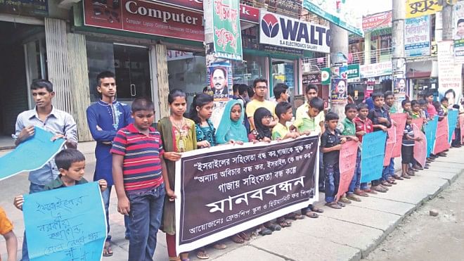 Children form a human chain in front of Tangail Press Club.  Photo: Star