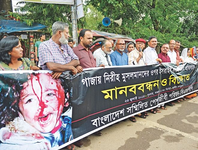 Bangladesh Sammilita Peshajibi Parishad forms a human chain in front of Jatiya Press Club in the capital yesterday demanding an end to Israel's ongoing military attack on Gaza that killed a large number of civilians since July 8. Photos: Star