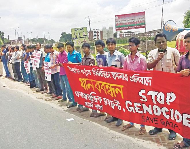  Students and teachers of Begum Rokeya University, Rangpur under the banner of Samajtantrik Chhatra Front form another human chain before the university's main entrance. Photos: Star