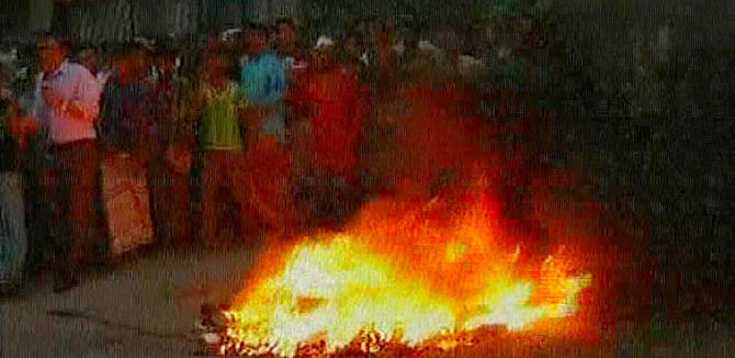 Agitated supporters of Narayanganj City Councillor Nazrul Islam burn tyres on the Dhaka-Chittagong highway today. Photo: TV grab