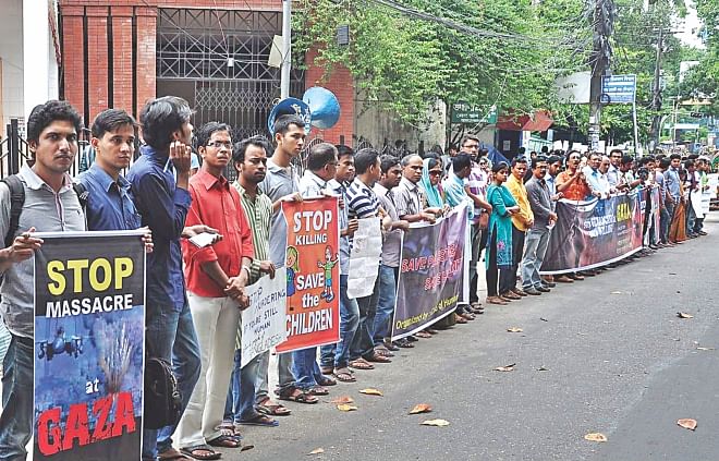 Protesting on-going Israel's air strikes on Gaza, cultural activists, journalists, and general people under the banner Sacheton Nagorik Samaj form a human chain in front of Chittagong Press Club yesterday. Photo: Star