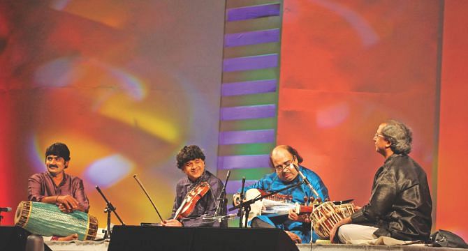 Pt. Tejendra N Majumdar and Pt. Ganesh Rajagopalan during their blitzkrieg musical session. Photo: Ridwan Adid Rupon