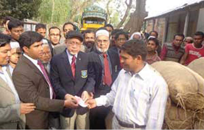 Prof Rafiqul Haque, vice chancellor of Bangladesh Agricultural University, Mymensingh, hands over money to a farmer as teachers, officers and employees of the university buy 500 maunds of potato from growers in Pirganj upazila under Rangpur district on the premises of Dumarimithipur Government Primary School in the upazila on Friday.  PHOTO: STAR