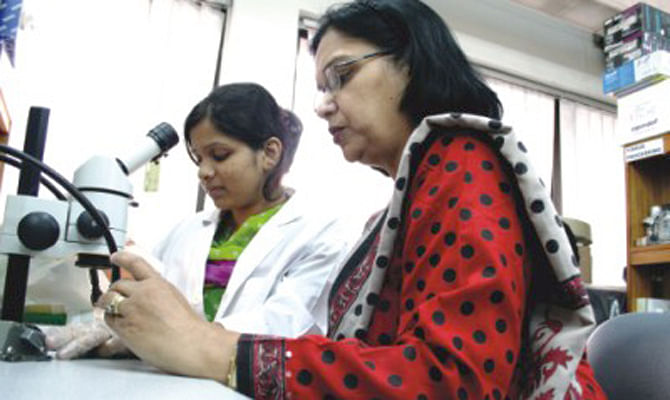  This 2007 file photo shows Dr Firdausi Qadri and her team at the Laboratory Sciences Division at ICDDR,B researching diarrhoeal pathogens. Photo: STAR