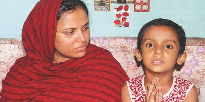 Rabbi, 5, sits next to his mother and shows The Daily Star correspondent how he pleaded with policemen for his father's life on July 14. His father, Mahbubur Rahman Sujan was tortured to death allegedly in custody of Mirpur police. Photo: STAR