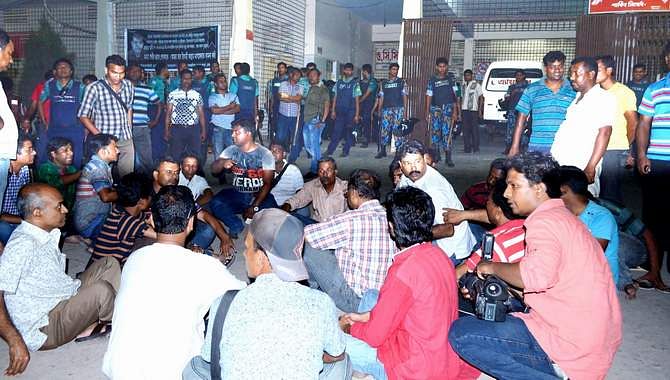 It this April 20 photo, journalists stage a sit-in in front of emergency department of Rajshahi Medical College and Hospital protesting intern doctors' attack on them that left 10 journalists injured. Photo: STAR 