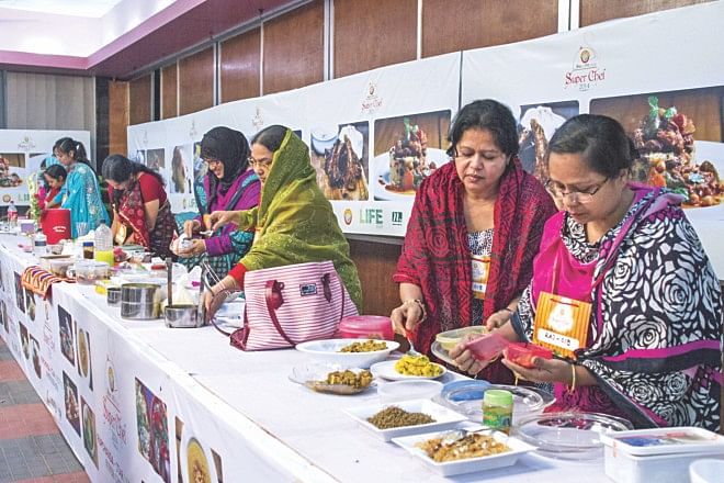 Contestants busy themselves with their creations during the Rajshahi round of auditions of Rupchanda-Star Lifestyle Super Chef 2014 yesterday. Photo:  Star