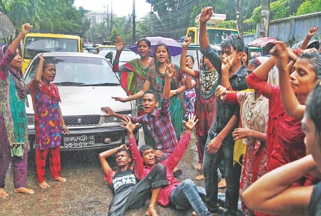 Workers of garment factory Maggie and Liz Corporation (Pvt) Ltd block Nur Ahmed Road in Chittagong city demanding Eid bonus.  Photo: Star
