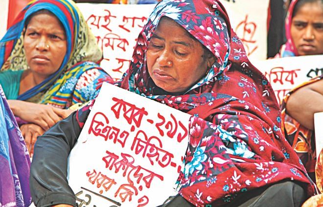Family members of the missing Rana Plaza victims rally in front of National Press Club in Dhaka yesterday, urging the government to start a fresh search at the disaster site in Savar and fast-track compensations for the missing victims. Garment Sramik Sanghati, a platform for apparel workers, organised the rally. Photo: Amran Hossain