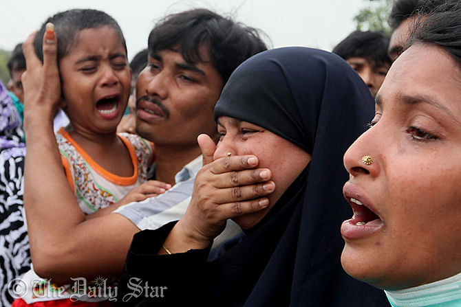 Relatives of a dead worker break into tear at the site of the tragedy. Photo: Star
