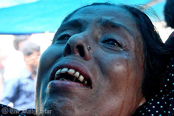 A relative of a dead worker bursts into tears. Photo: Star
