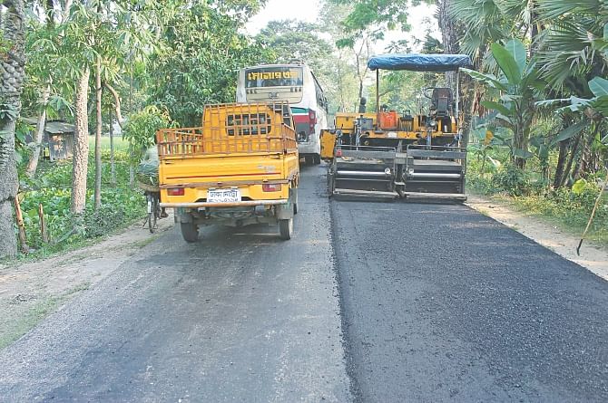 Drivers plying the Barisal-Dhaka highway say vehicles moving on the renovated nine-foot wide lane on the right run the risk of accidents and damage to the lower portion during attempts to overtake others at night. Following the application of a fresh layer of bitumen as part of the ongoing renovation of a 30-kilometre stretch, the renovated surface is some four to 12 inches higher than the strip of ground adjacent to it and four to five inches higher from the untouched lane on the left. The photo was taken at Barisal's Satmile area recently. Photo: Arifur Rahman