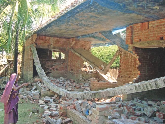 At least 50 houses were vandalised at four villages under Nityanandapur union in Sailakhupa upazila of Jhenidah following a clash between two rival groups on October 2. Photo: Star