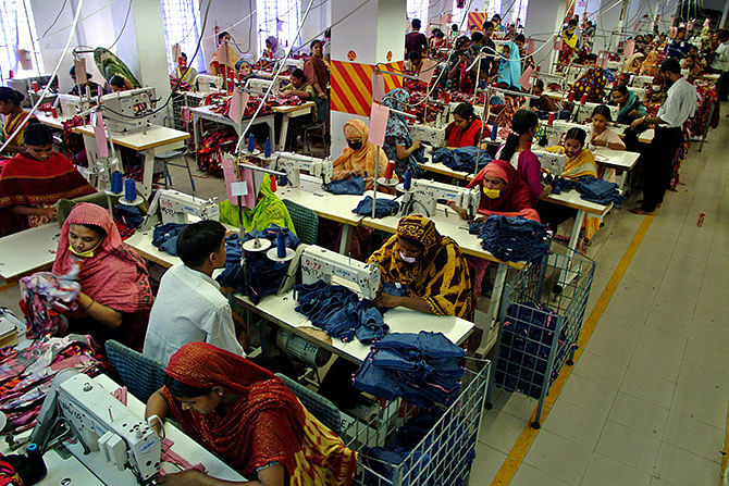 Workers are seen working at a Bangladesh garment factory. Photo: Getty Images 
