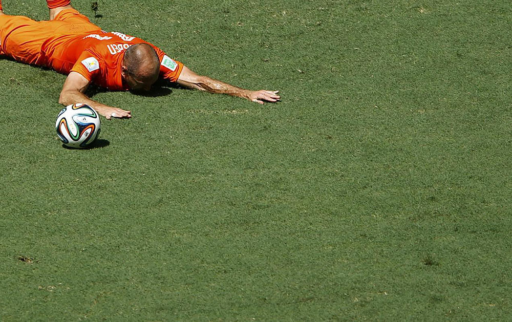 Arjen Robben of the Netherlands falls on the pitch during the 2014 World Cup round of 16 game between Mexico and the Netherlands at the Castelao arena in Fortaleza June 29, 2014. No foul was called.