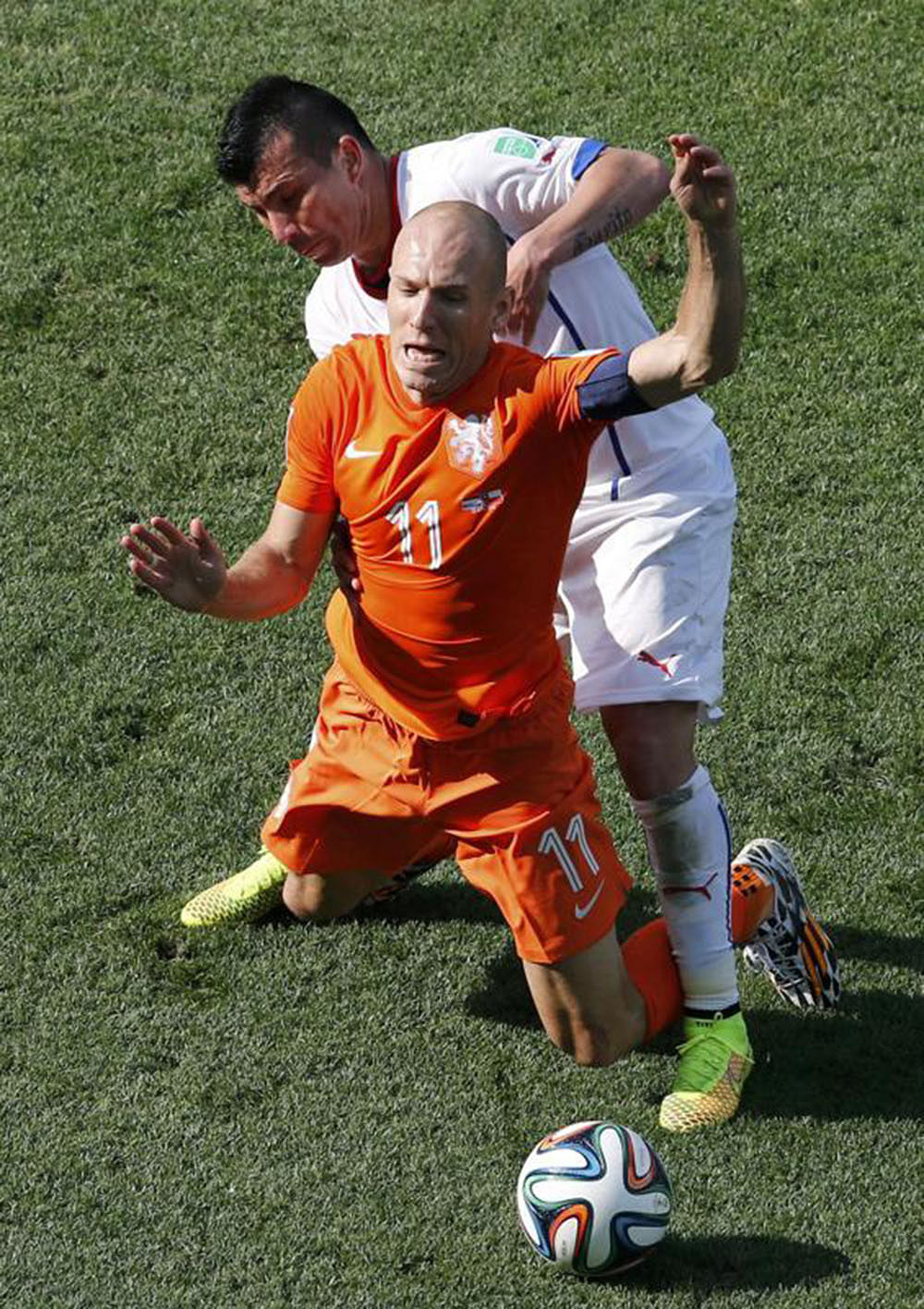 Chile's Gary Medel (rear) challenges Arjen Robben of the Netherlands during their 2014 World Cup Group B soccer match at the Corinthians arena in Sao Paulo June 23, 2014.