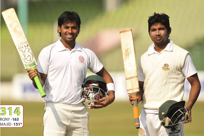 Dhaka Division's Abdul Majid (L) and Rony Talukdar scored 314 runs for the first wicket, a record in Bangladesh's first-class cricket, in the second round of the NCL at Fatullah yesterday.  Photo:  Star 