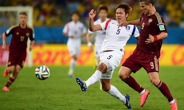 South Korea's defender Kim Young-Gwon (L) vies with Russia's forward Alexander Kokorin during a Group H football match between Russia and South Korea in the Pantanal Arena in Cuiaba during the 2014 FIFA World Cup.Photo:AFP/Getty Images