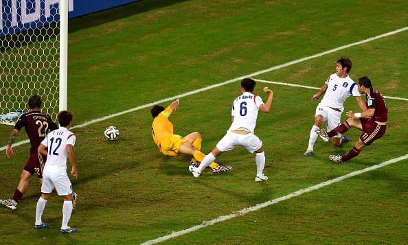 Aleksandr Kerzhakov of Russia shoots and scores his team's first goal past goalkeeper Jung Sung-Ryong of South Korea during the 2014 FIFA World Cup Brazil Group H match between Russia and South Korea at Arena Pantanal in Cuiaba, Brazil. Photo: Getty Images