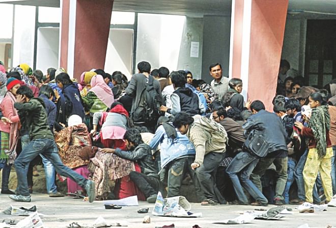 Those under attack take cover at the entrance of a building. Photo: Star