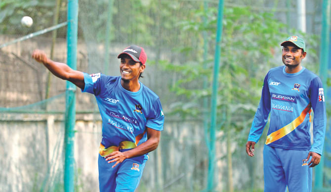 Pace bowler Rubel Hossain (L) is in action during a fielding session at the indoor facilities of the Sher-e-Bangla National Stadium in Mirpur with his DPL side, Legends of Rupganj yesterday. PHOTO: STAR
